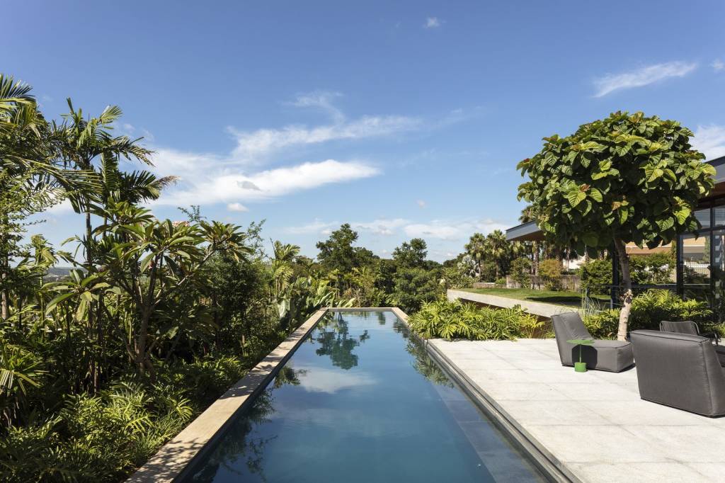 the-linear-swimming-pool-hovers-above-the-hillside-disappearing-into-the-tropical-foliage