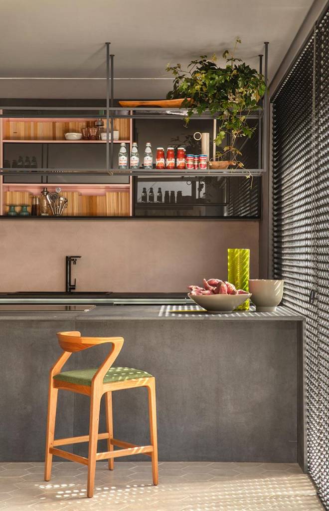 Tons de cinza predominam na Varanda Gourmet projetada por Adriana Fontan…